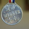 WINNERと刻印されたメダルの画像。